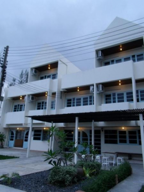 Albatross Guesthouse @ Thungwualaen Beach